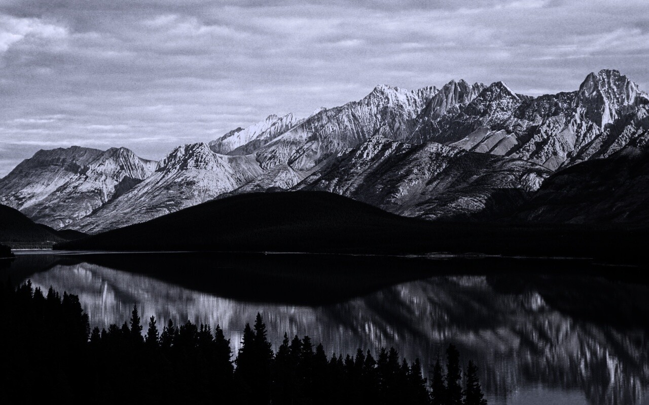 Озеро в предгорье обои