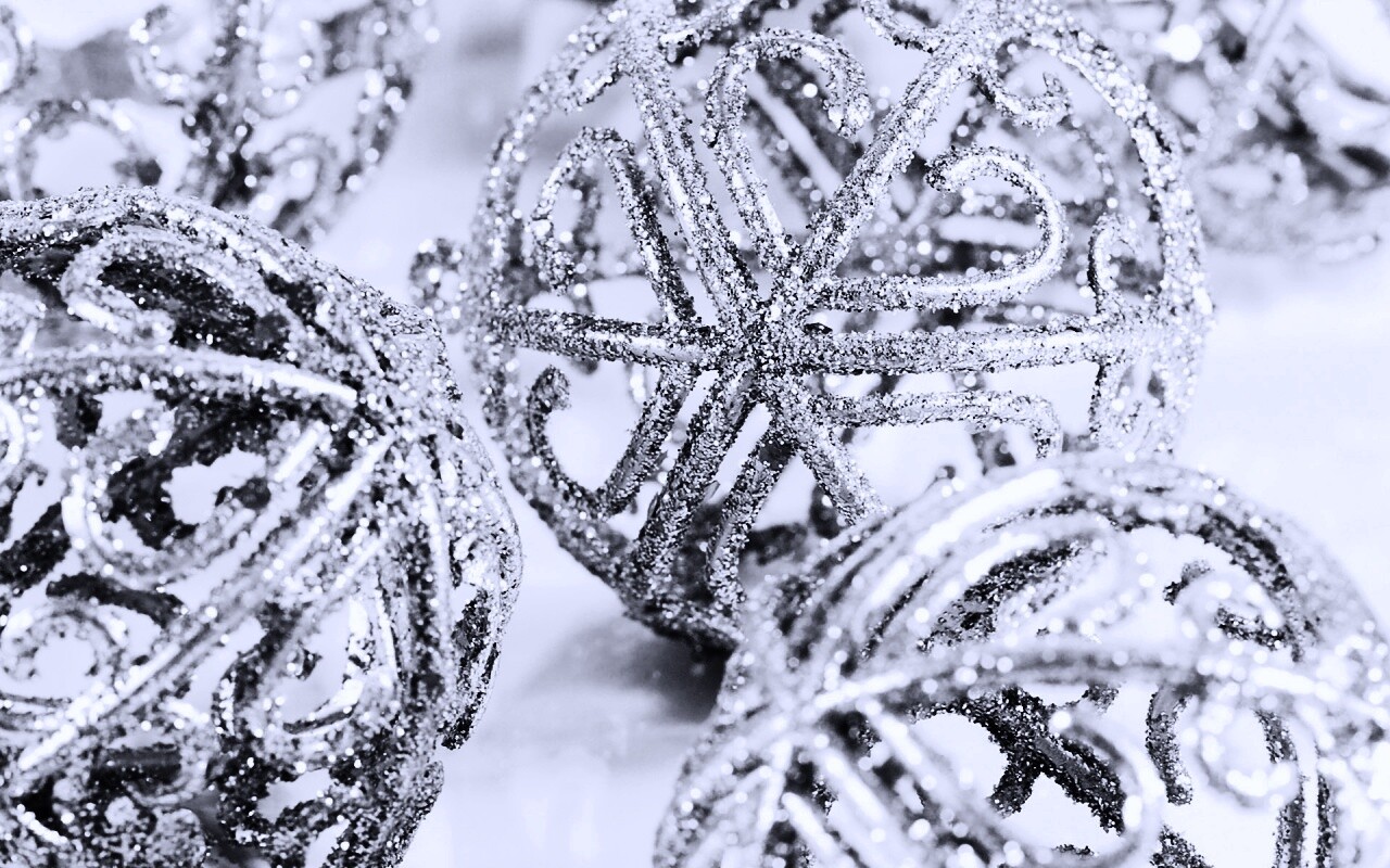 Серебрянные новогодние шары обои