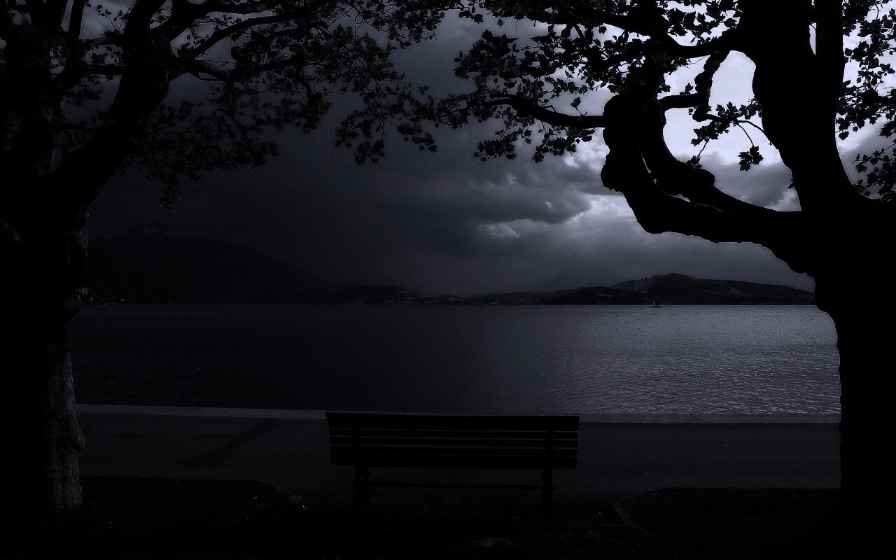 Скамейка на берегу обои