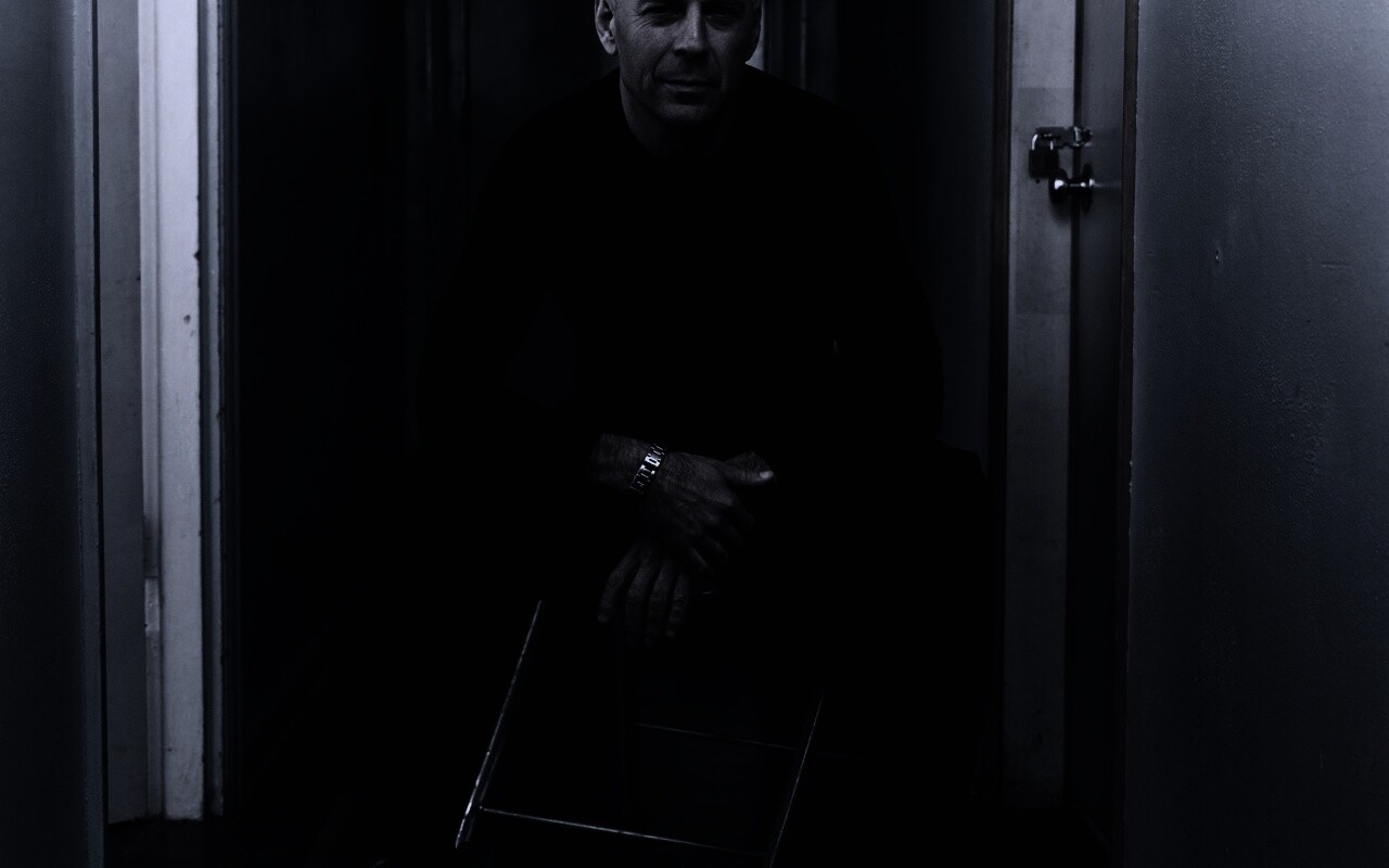 Брюс Уиллис на раскладном стуле обои