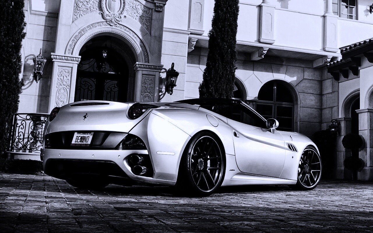 Ferarri у особняка обои