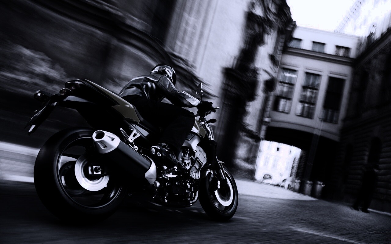 Ямаха и наездник на улицах города обои