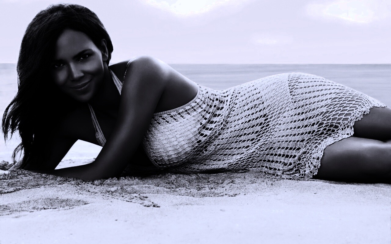 Холли Берри на пляже обои