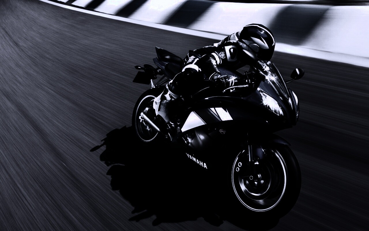 Мотоциклист на трассе обои