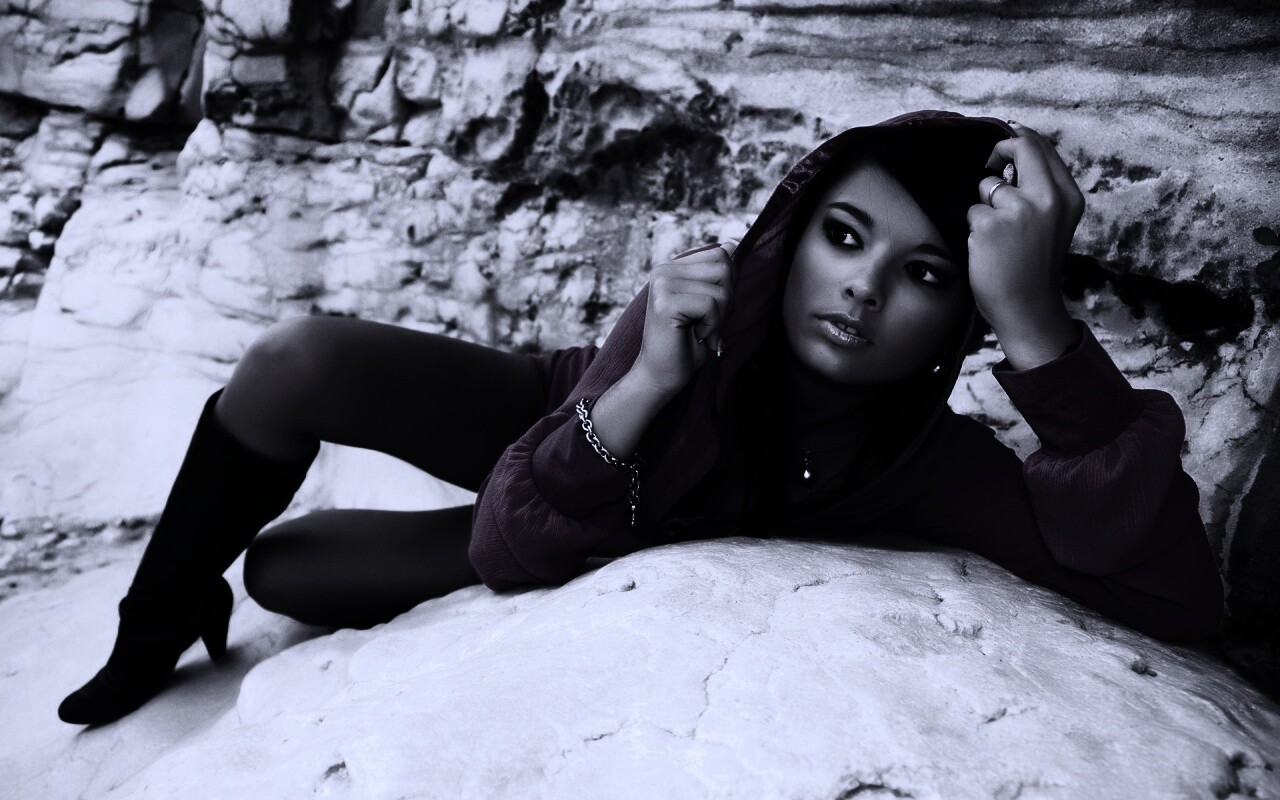 Девушка в розовой накидке обои