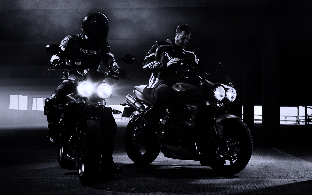 Мотоциклисты на парковке обои