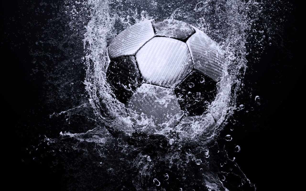 Футбольный мяч в воде обои