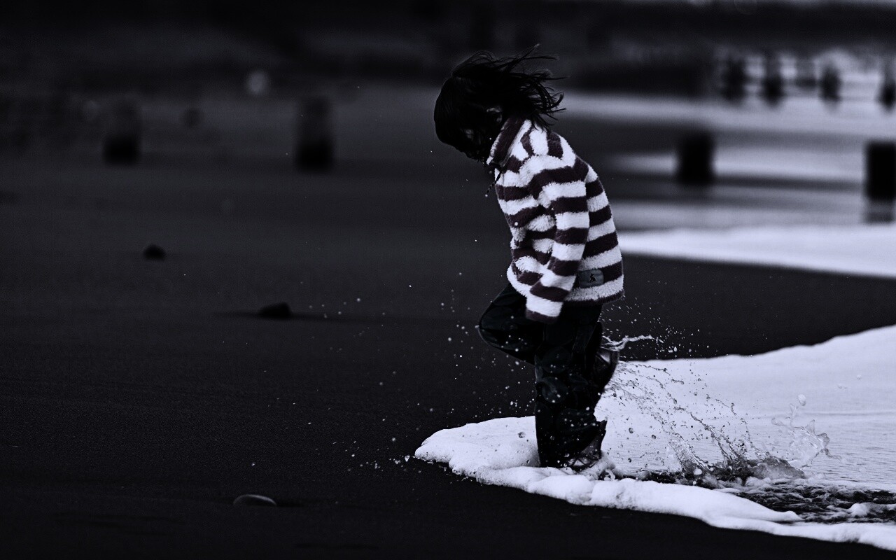 Ребенок и волна обои