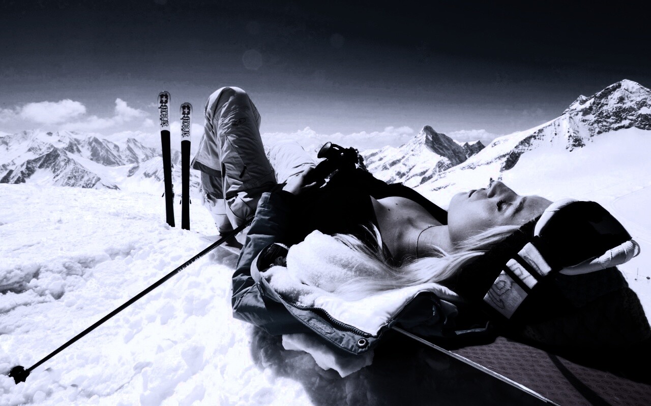 Лыжница отдыхает в горах обои