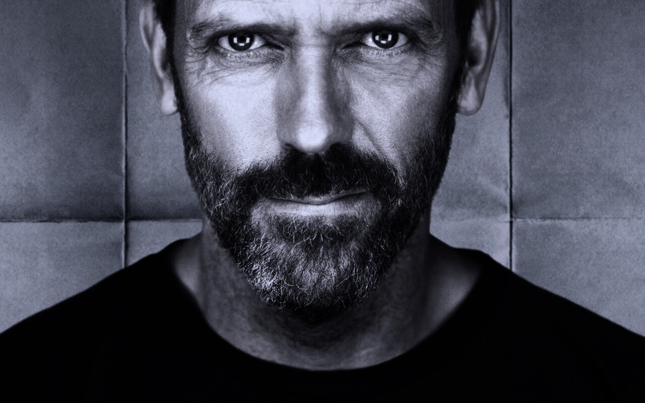 Доктор Хаус в футболке со змеями на трости обои