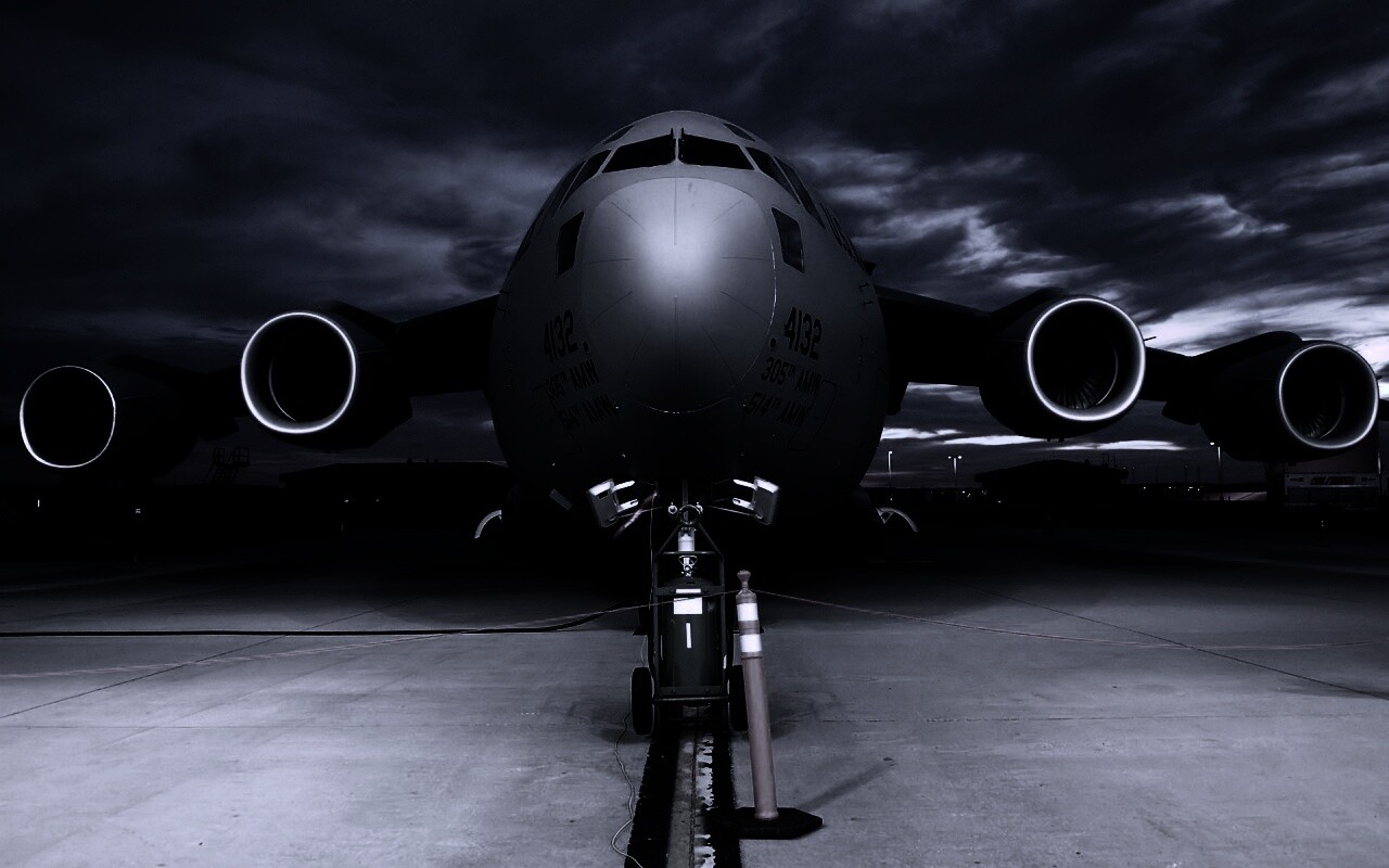 Самолет на взлетной полосе обои