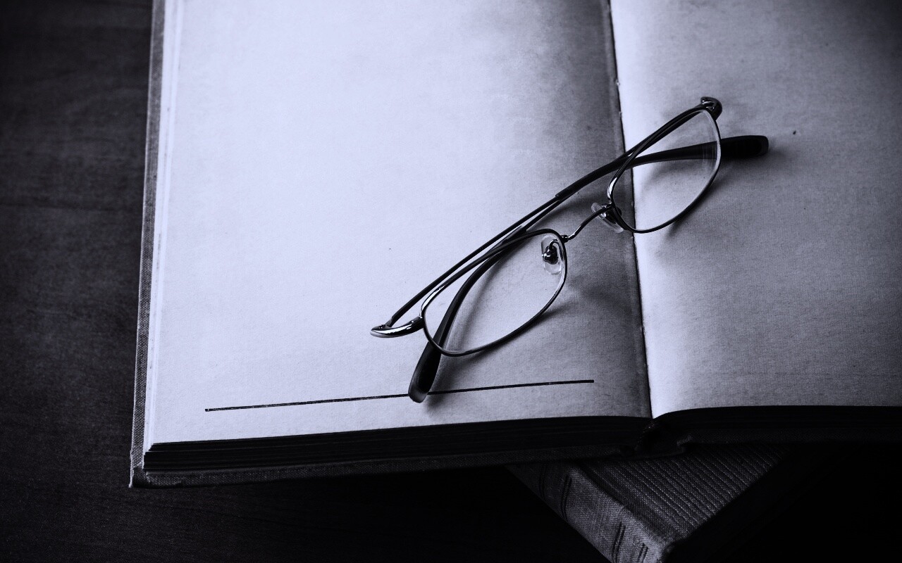 Очки и блокнот обои