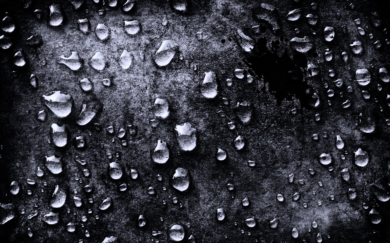 Кровавое пятно и капли воды обои