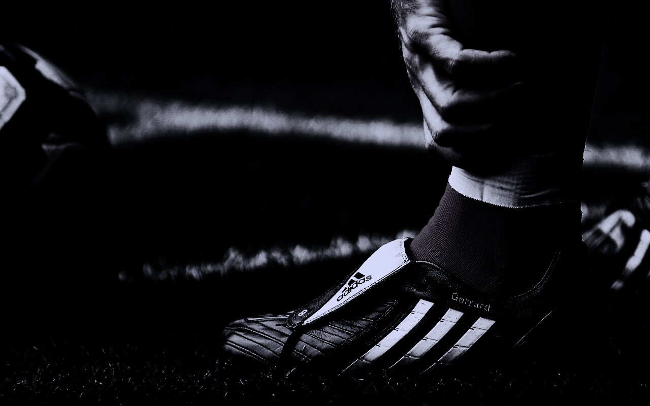 Левая нога футболиста в бутсе обои