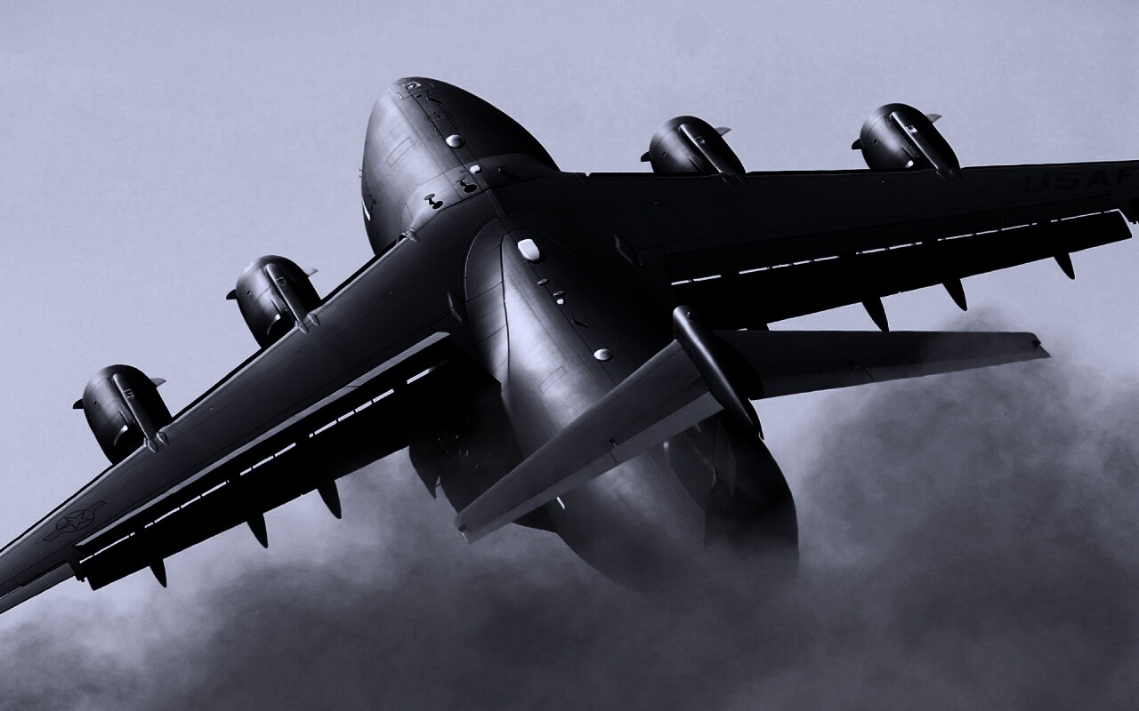 Большой грузовой самолет на взлете обои