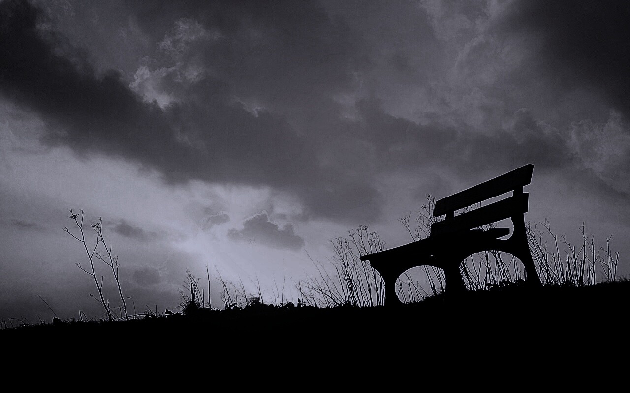 Силуэт скамейки на фоне неба обои