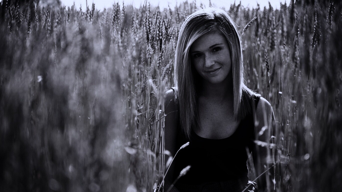 Девушка во ржи обои