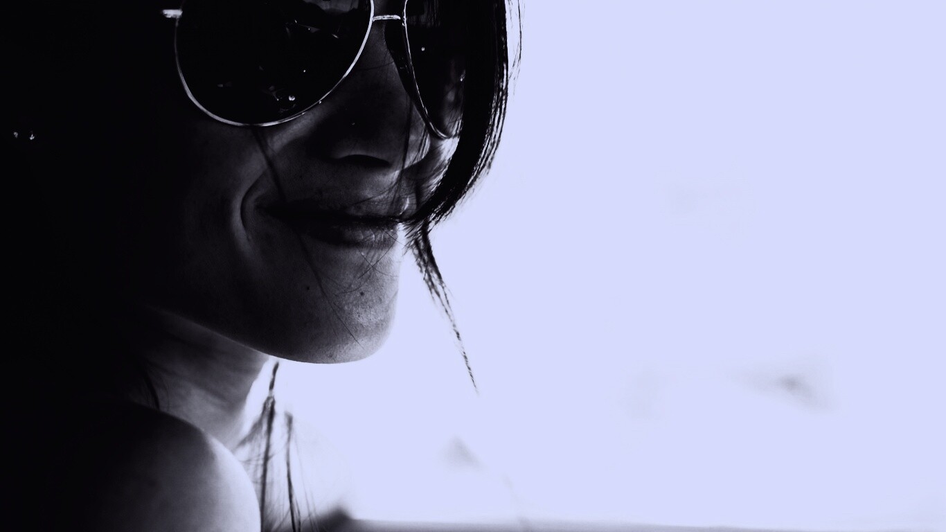 Девушка в очках обои