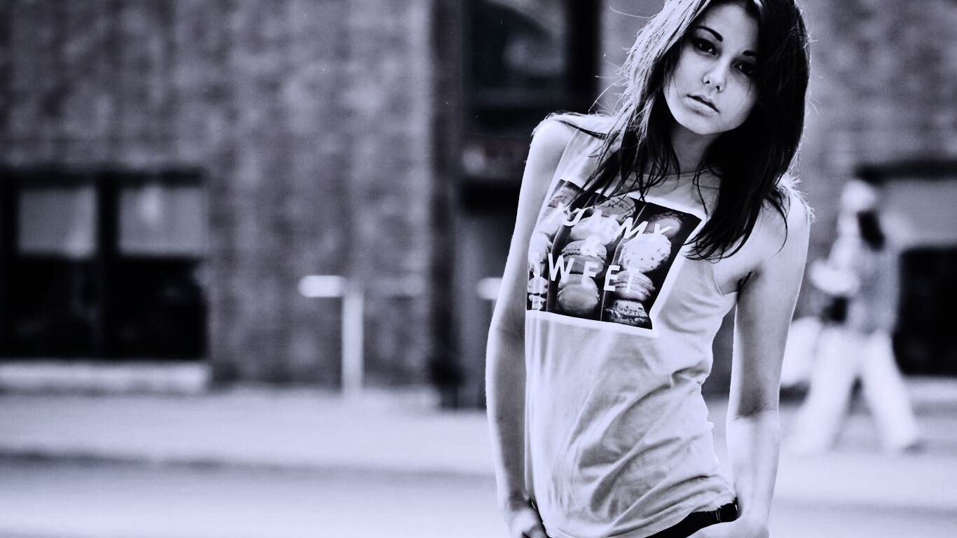 Молодая девушка в городе обои