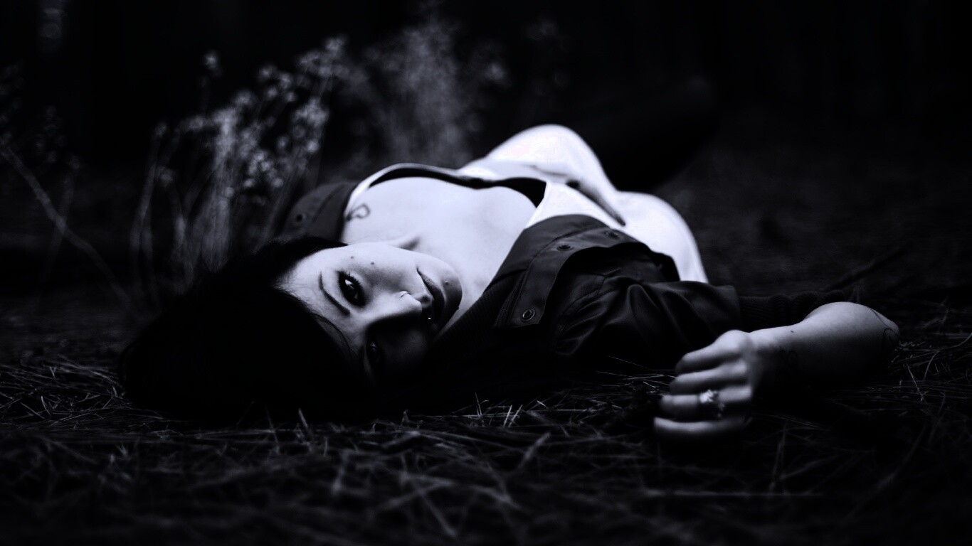 Лежащая на траве обои