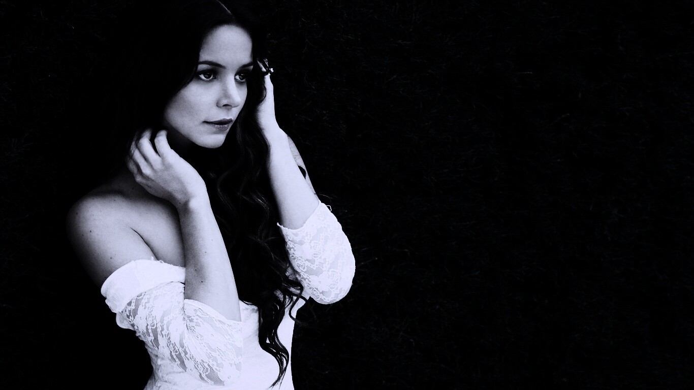 В белом платье обои