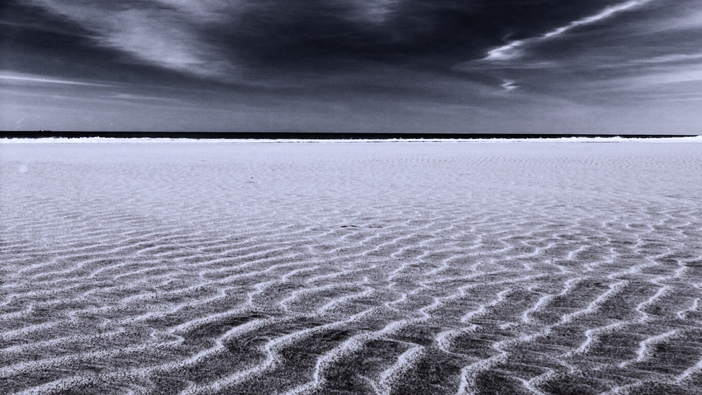 Пустыня на фоне моря обои