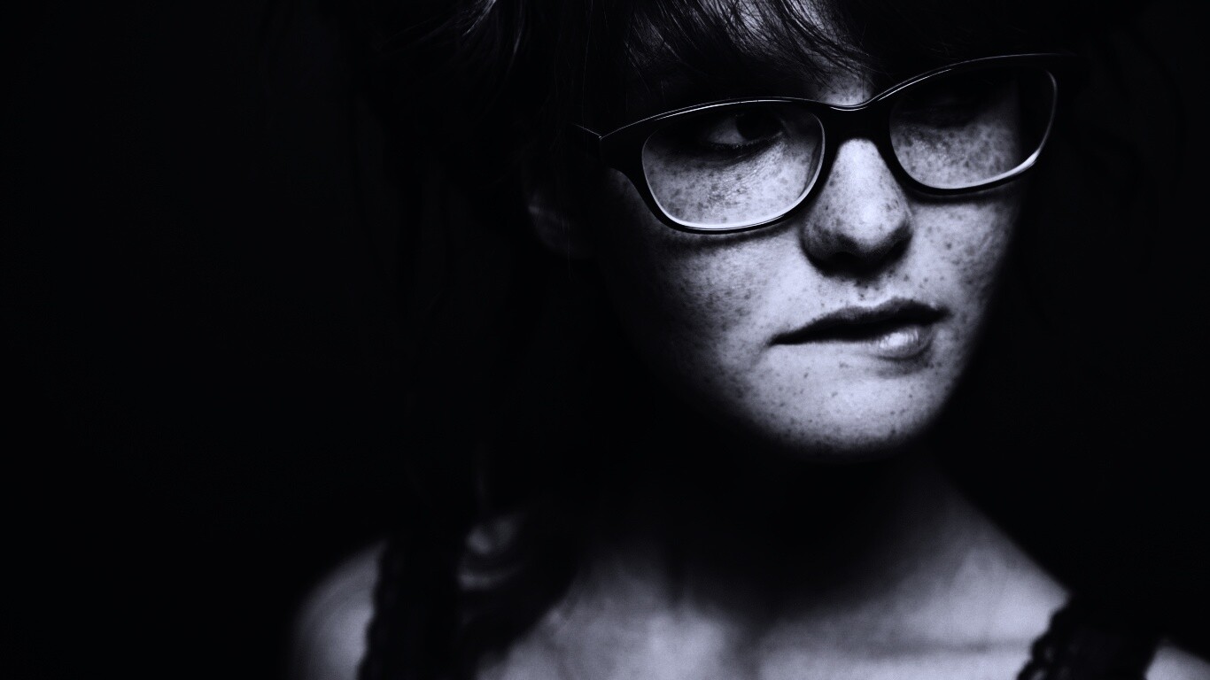 Рыженькая кусает губу обои