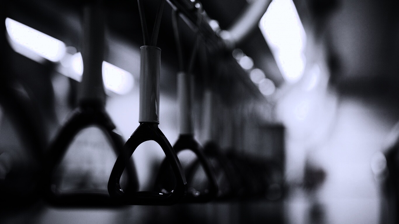 Поручни в метро обои