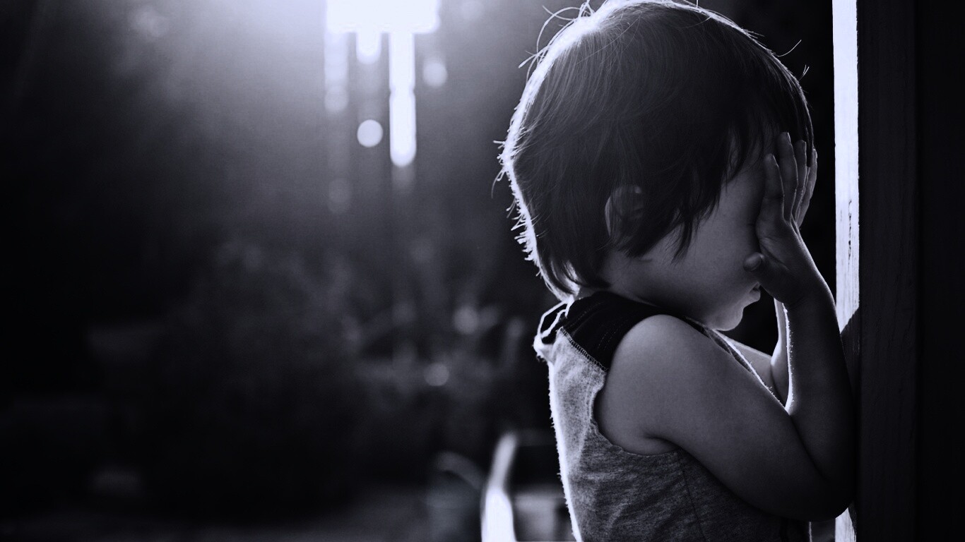 Малыш играет в прятки обои