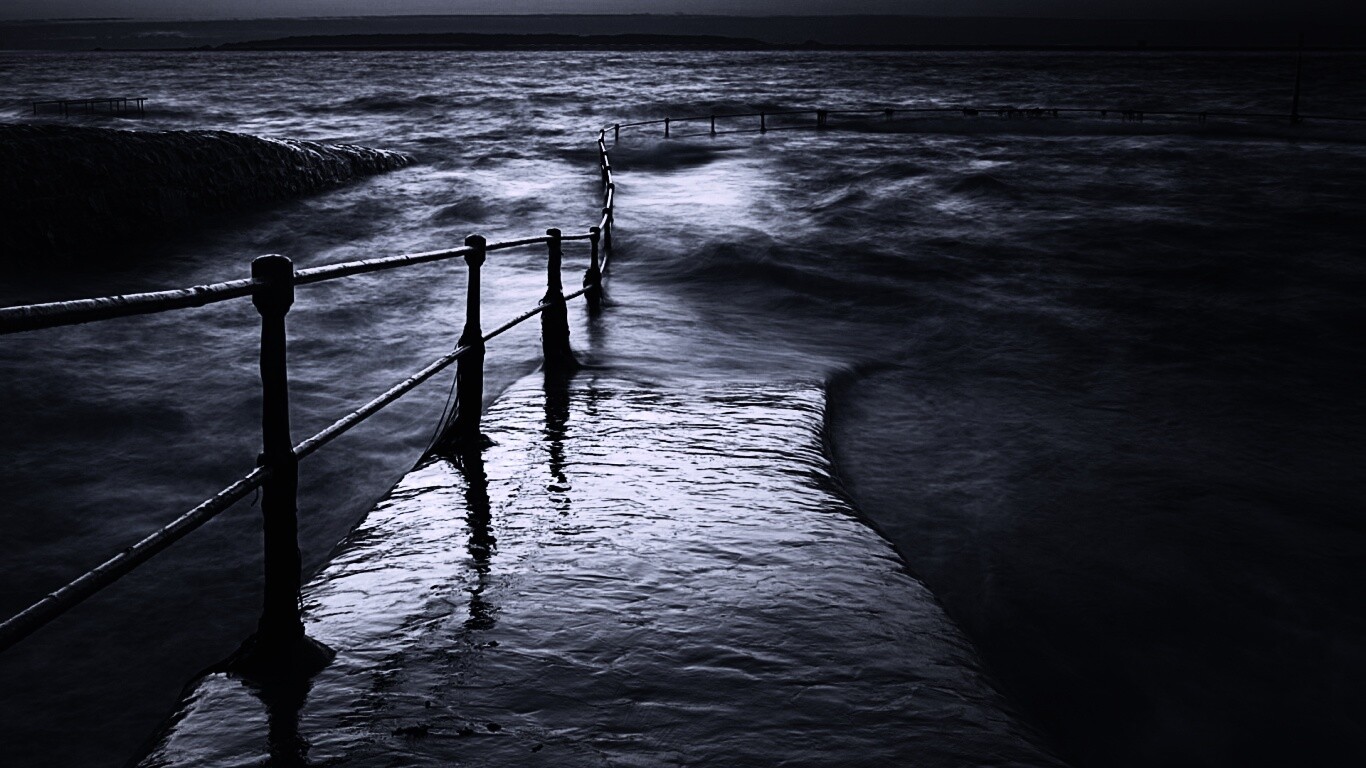Пирс уходящий в море обои