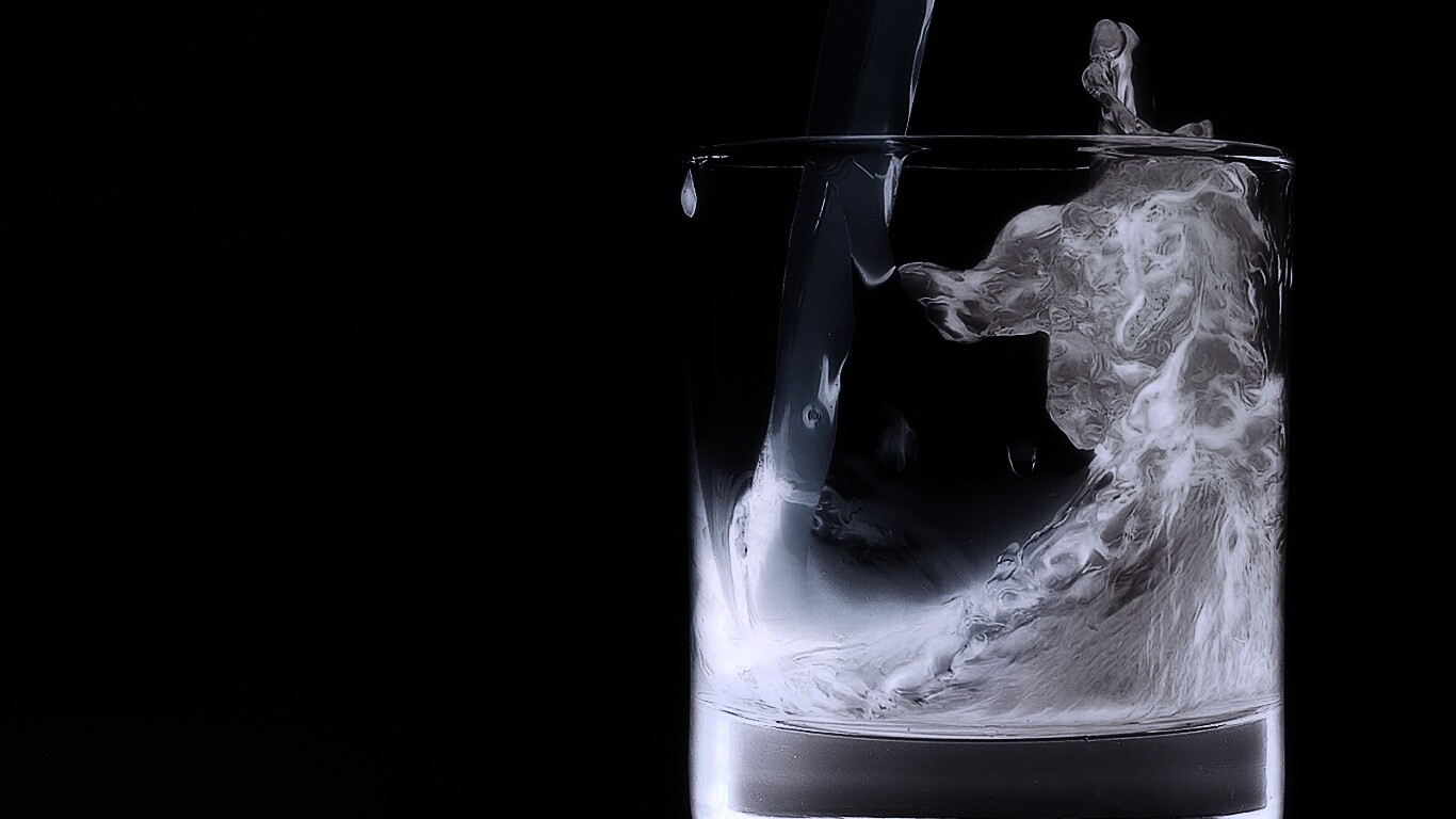 Огонь и вода в стакане обои