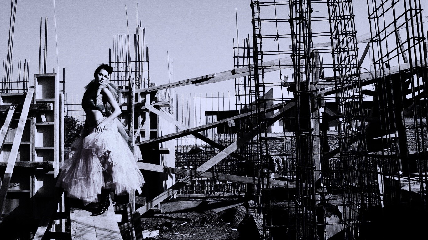 Девушка на стройке обои