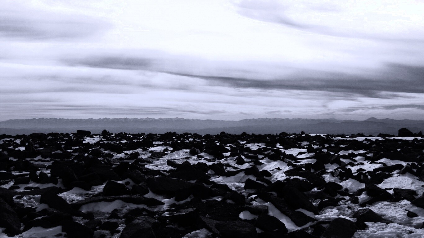 Заснеженная каменистая равнина обои