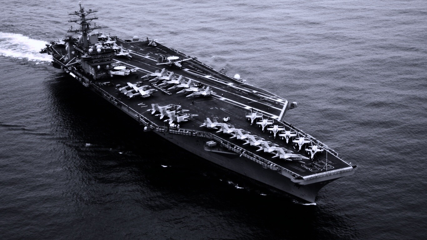 Авианосец в море обои