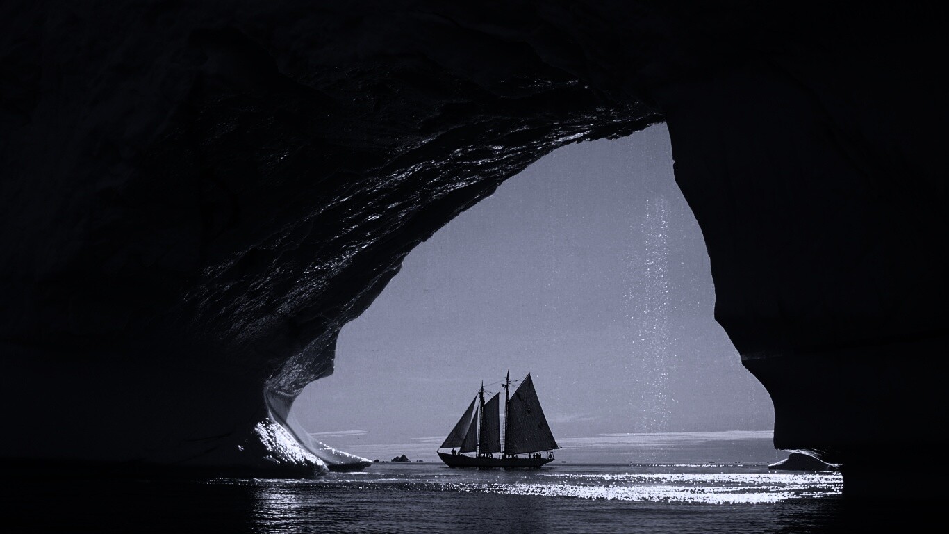 Парусник под ледяной аркой обои