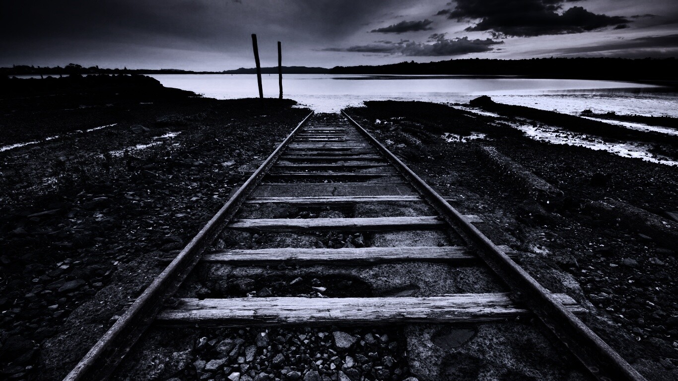 Рельсы обрывающиеся в воду обои