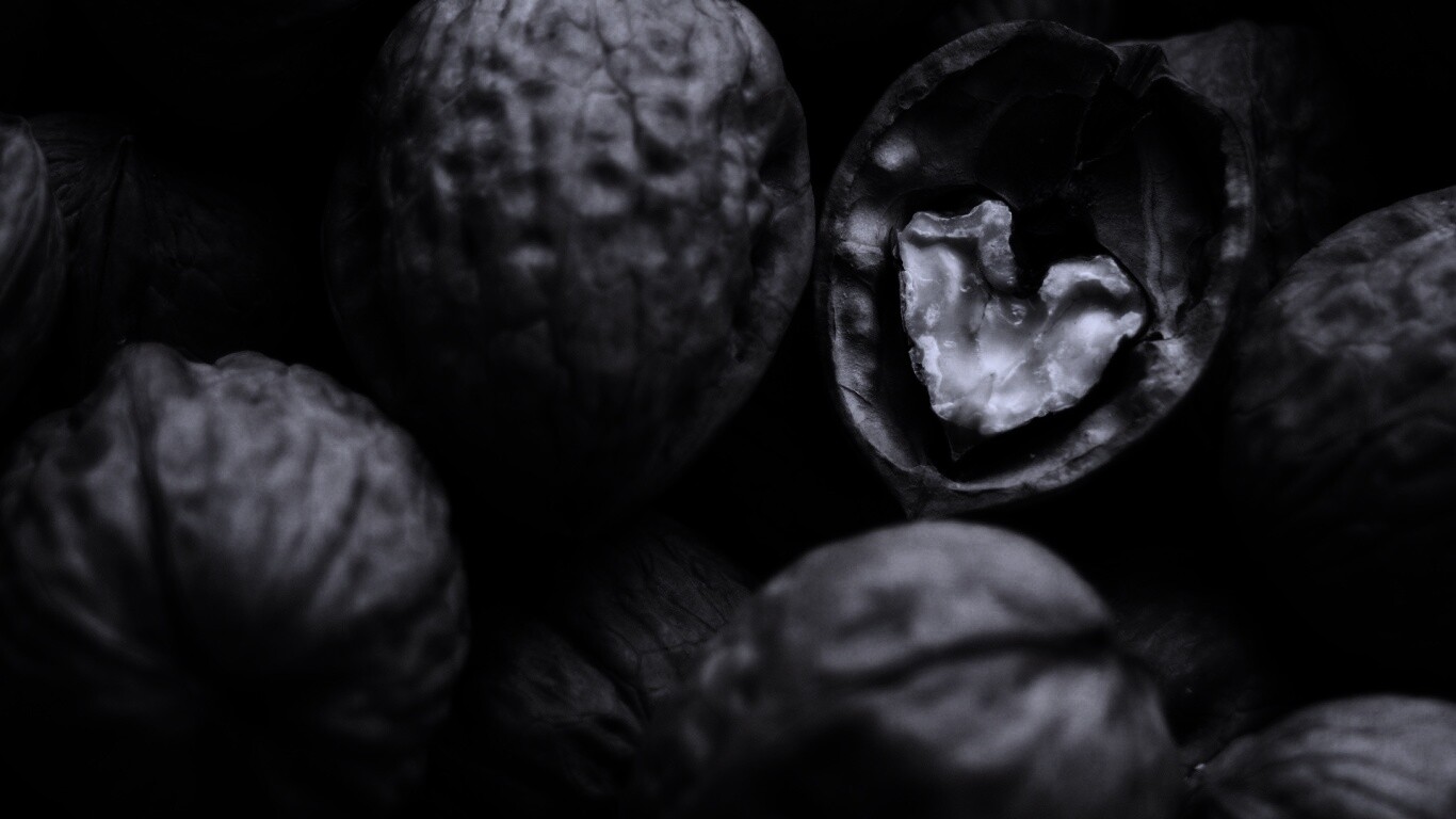 Расколотый орех обои