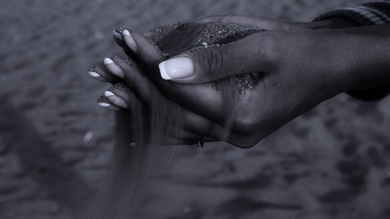 Песок сквозь пальцы обои