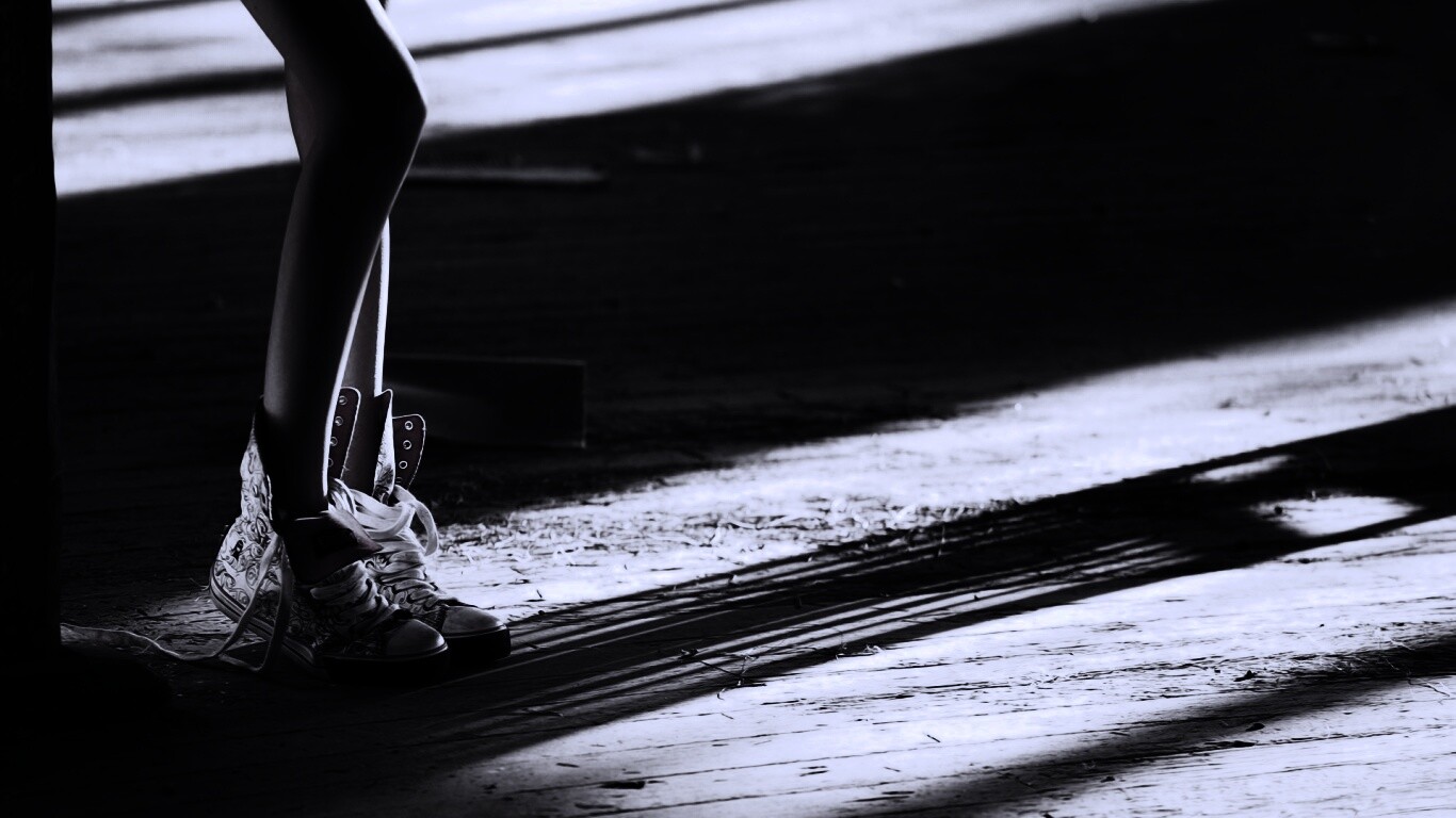 Ножки в кедах обои