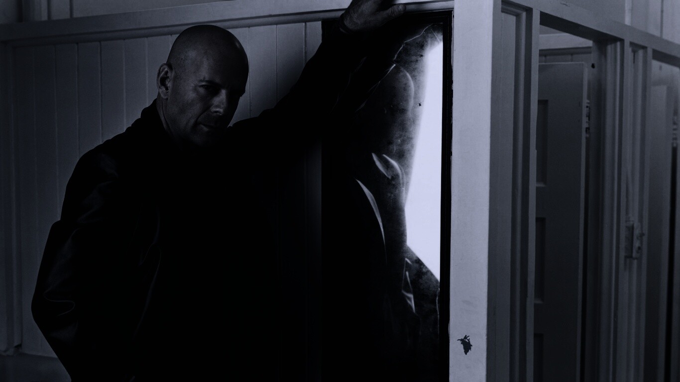 Брюс Уиллис у зеркала обои