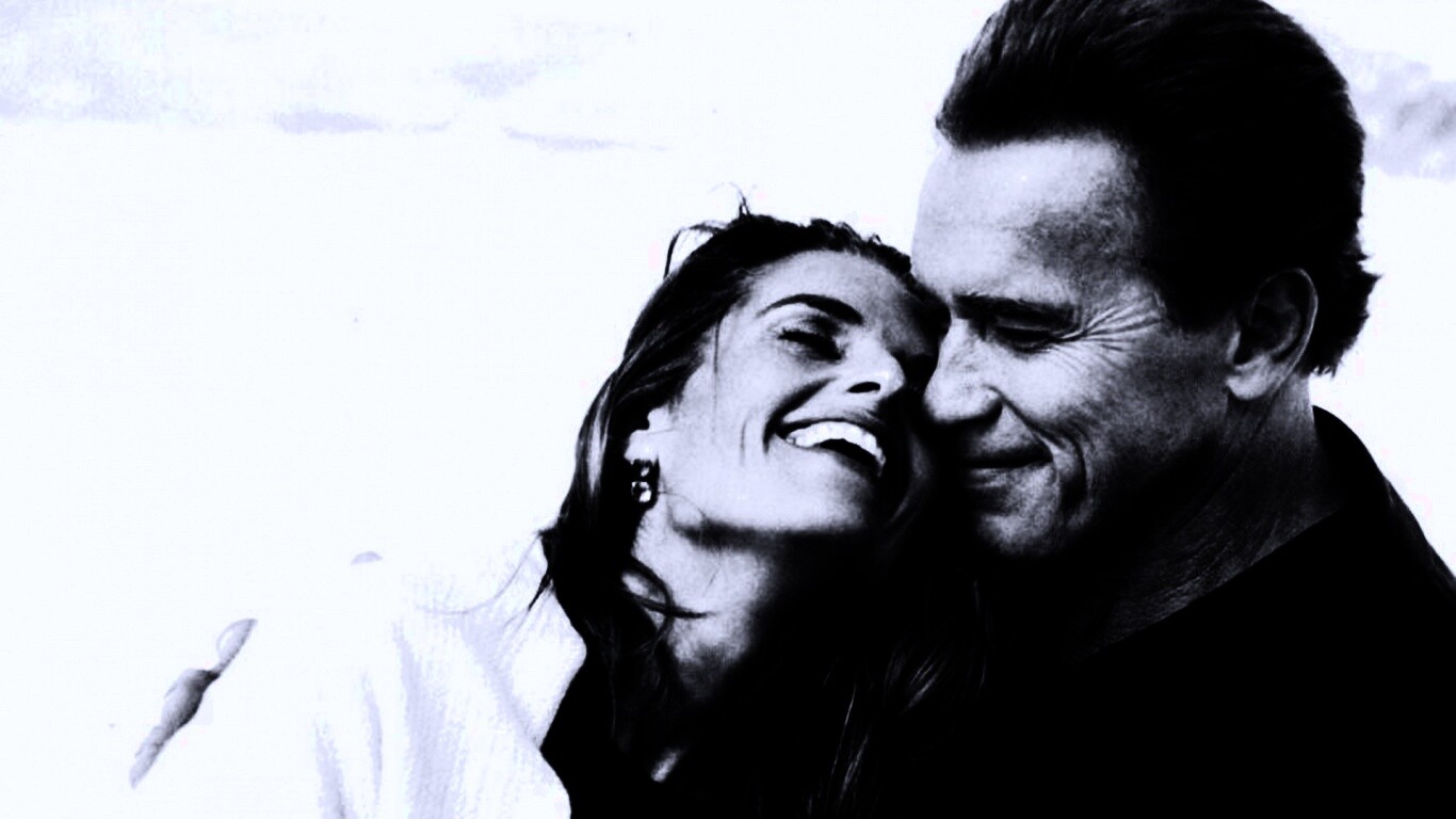 Арнольд Шварцнегер с девушкой обои