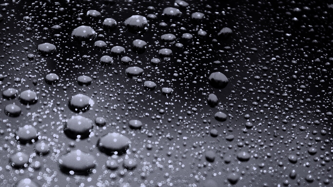 Капли воды на поверхности стекла обои