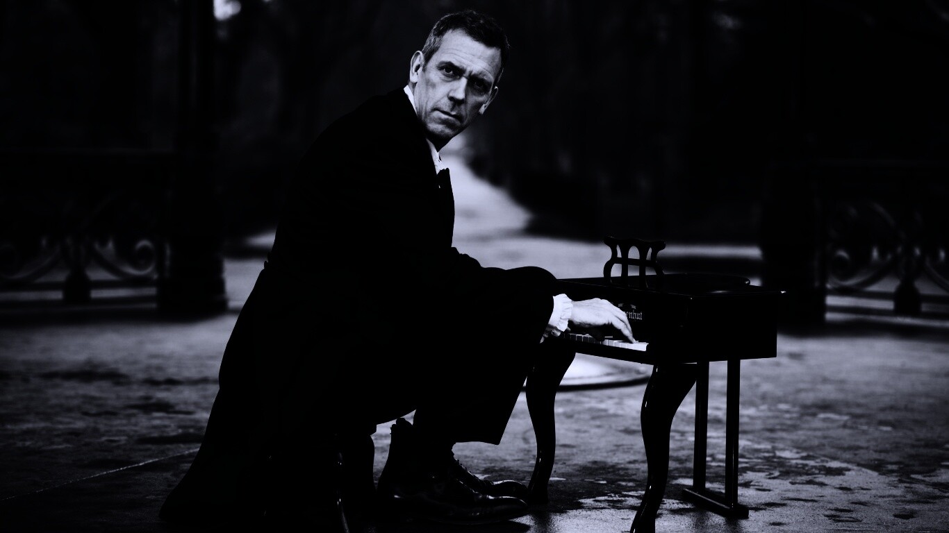 Хью Лори за маленьким роялем обои