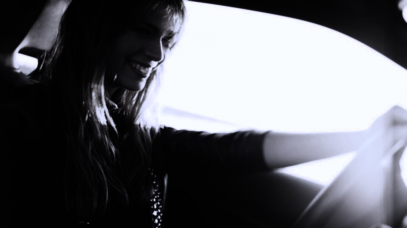 Девушка за рулем автомобиля обои