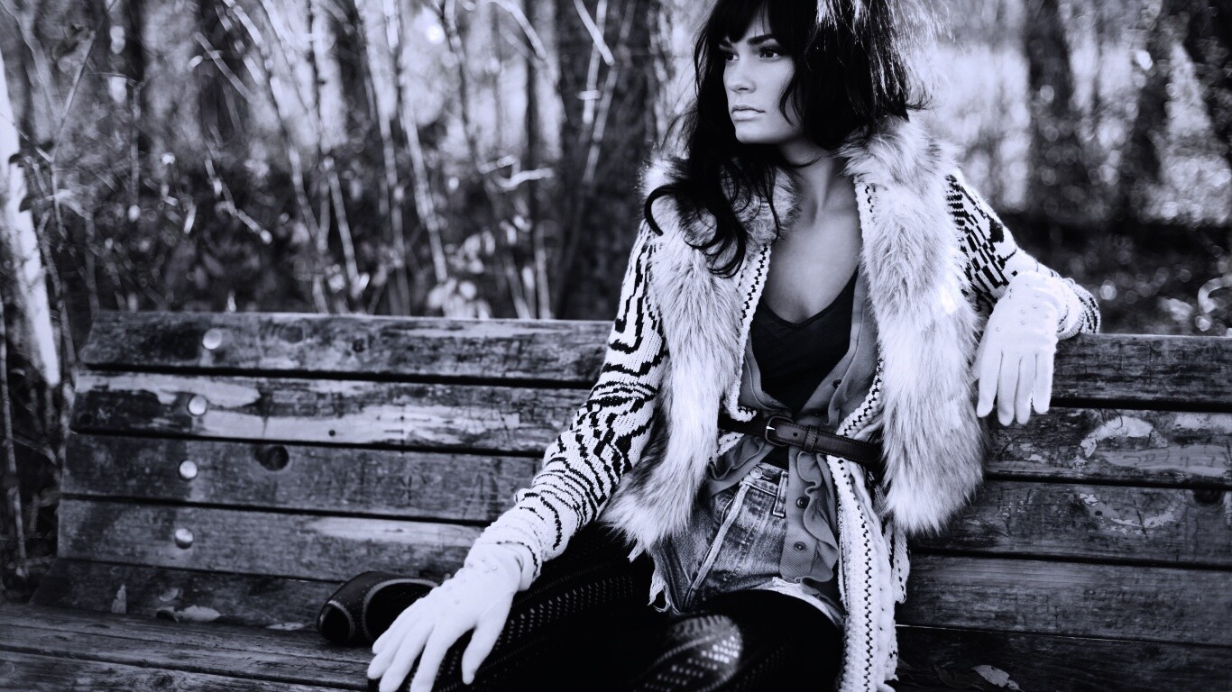 Красивая девушка сидит на скамейке обои