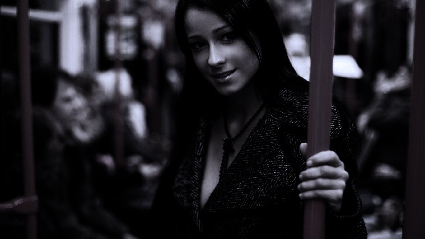 Девушка в метро обои