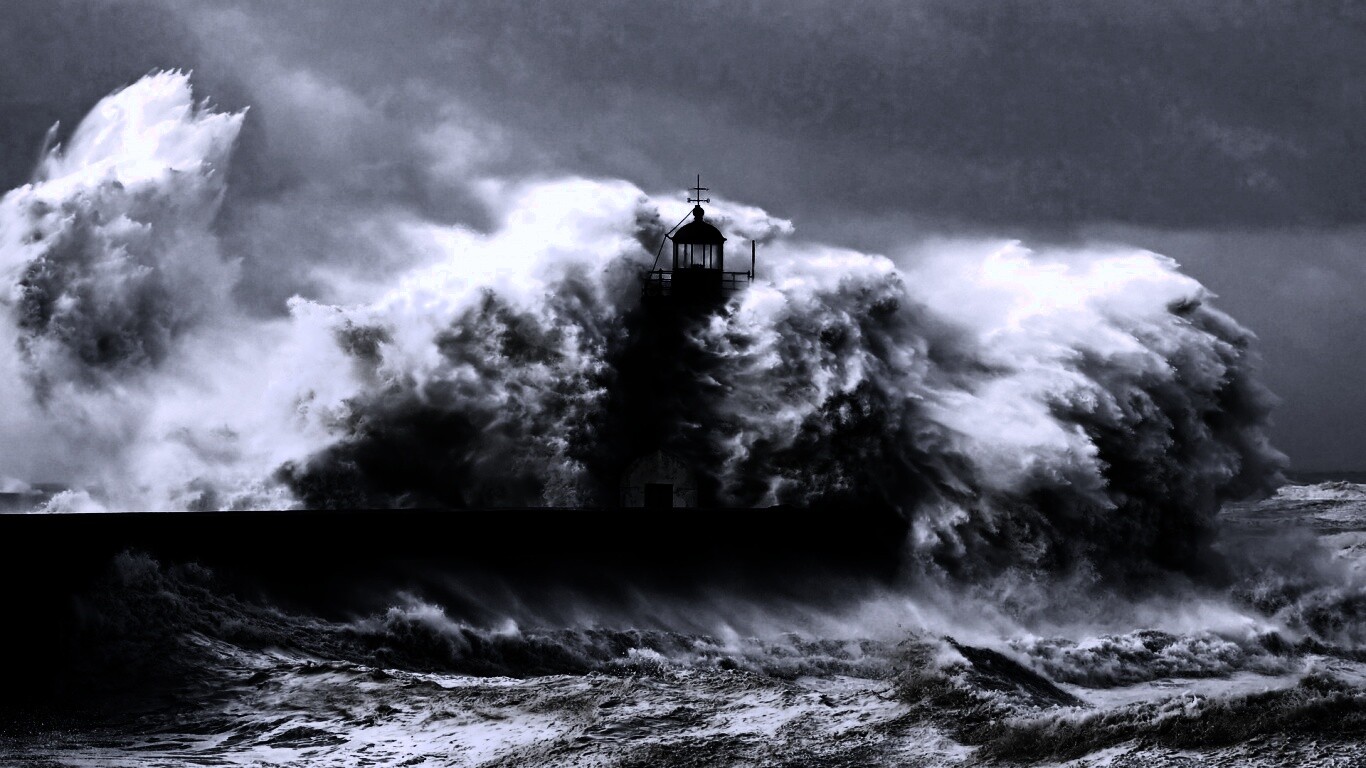 Маяк в шторм обои