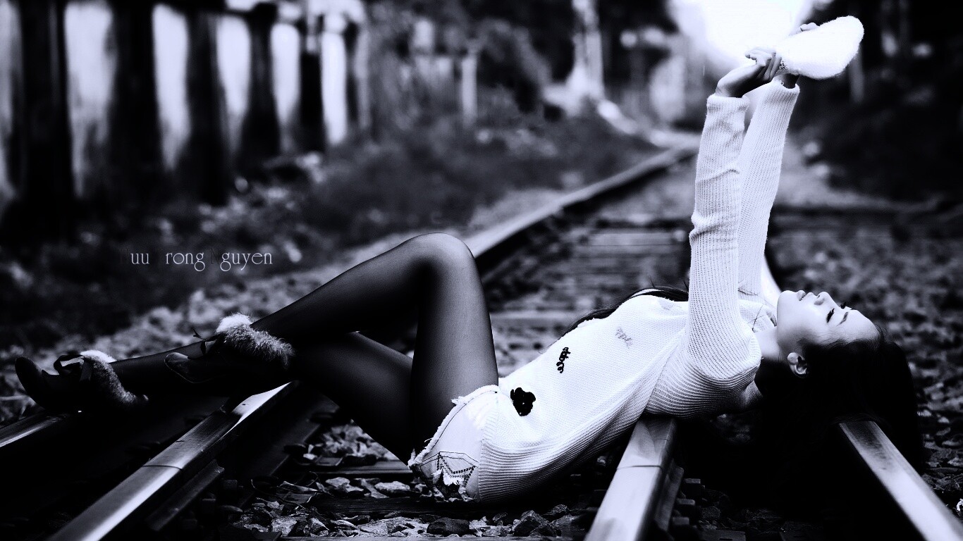 Модель на железнодорожных путях обои