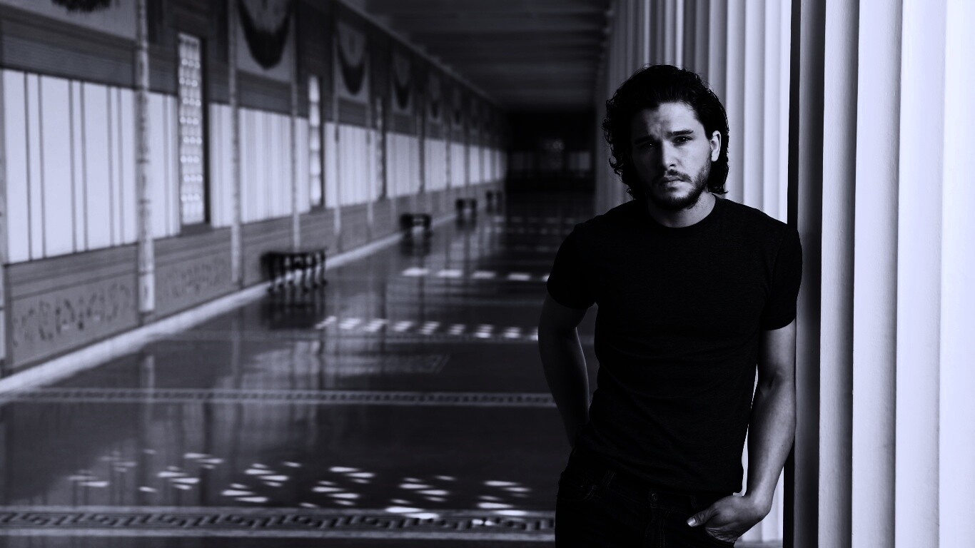 Кит Харингтон у колонны обои