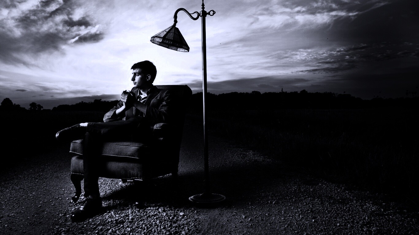 Мужчина в кресле обои